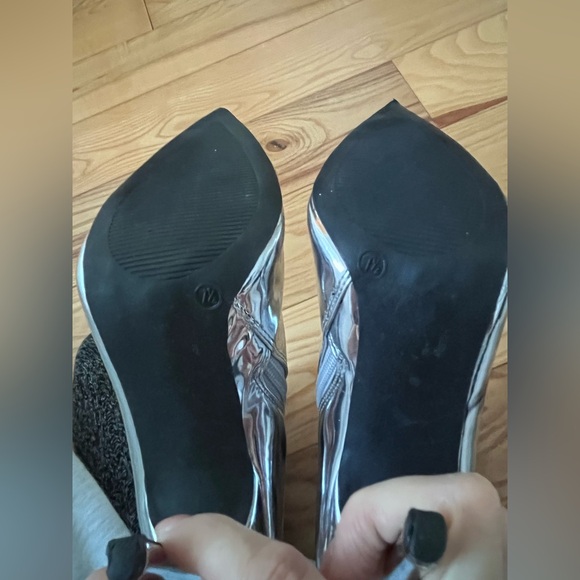 Silver pointed toe heeled boots - size 7 1/2 - Picture 4 of 6
